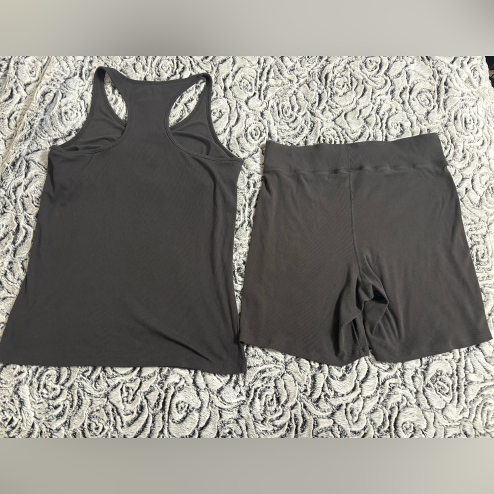 LOVE By Gap Gray Tank Top & Shorts Set. Size XL
